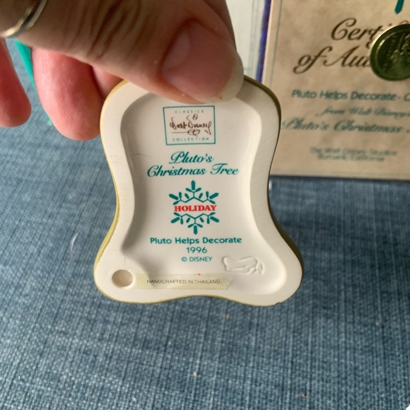 WDCC Disney Classics Collection Pluto Helps Decorate Christmas Ornament - Picture 2 of 2